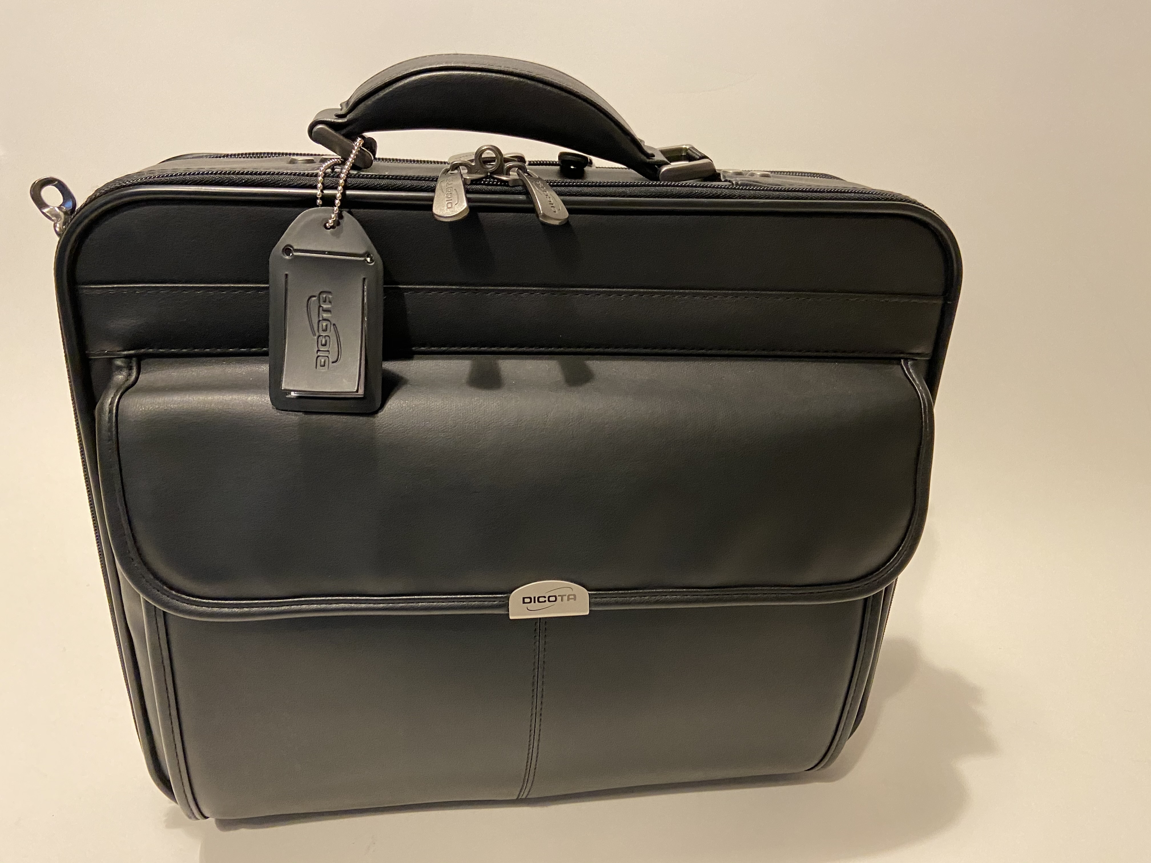 6 2011 Tas Executive Leather Dicota Voorkant